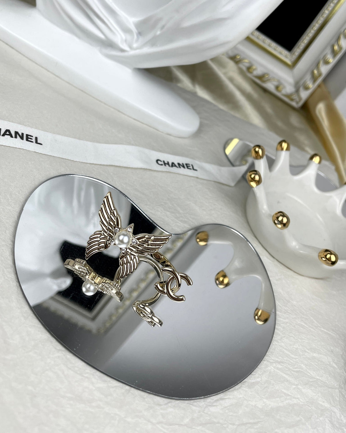 Chanel Butterfly Open 18K Gold Ring product image 4, provided for visual reference and product detail review
