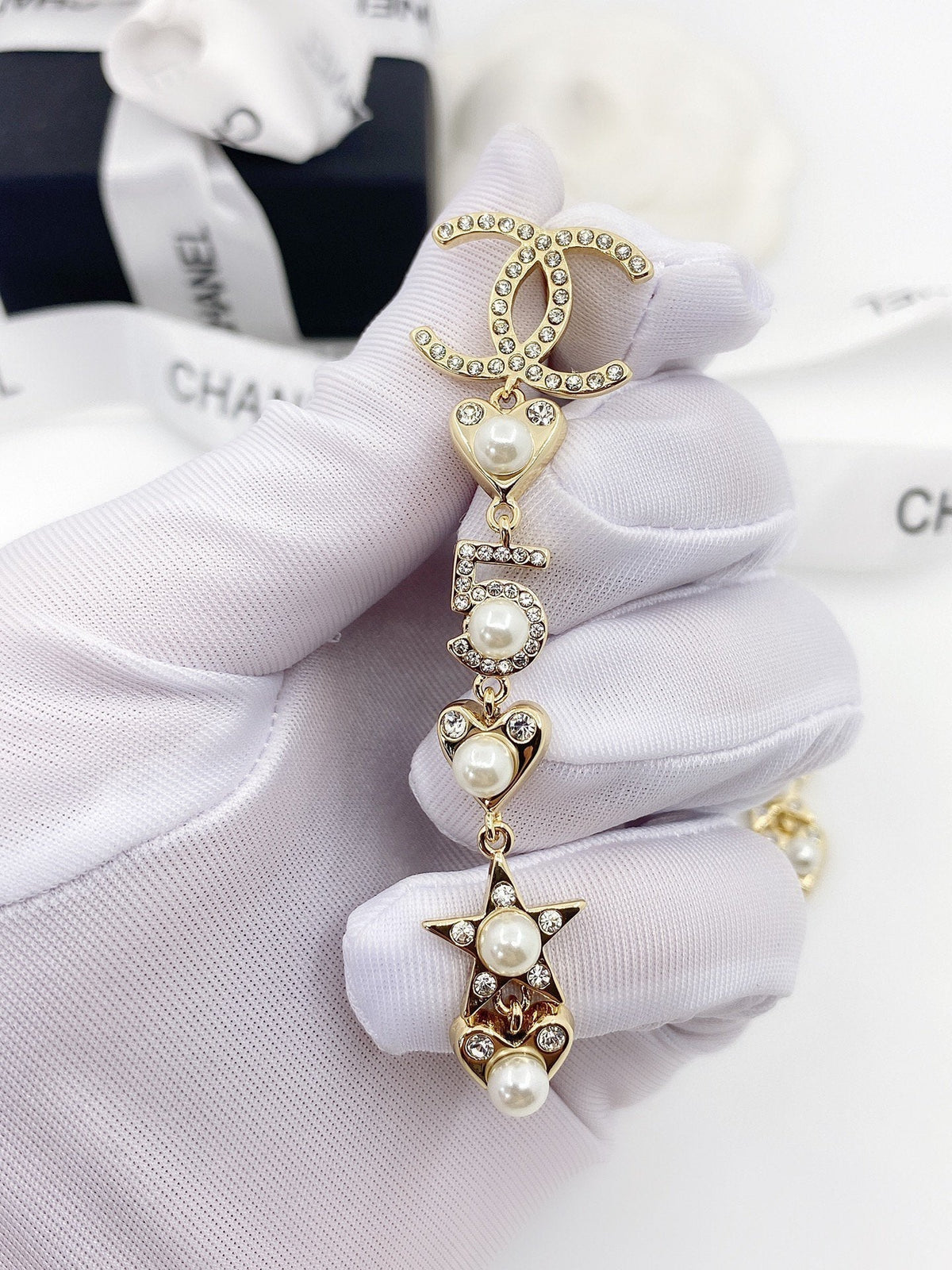 Chanel Pearl Heart 18K Gold Earrings product image 5, provided for visual reference and product detail review