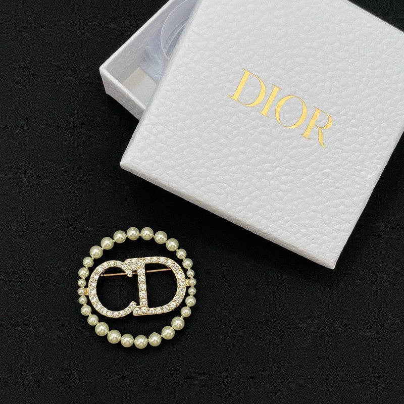 Dior Pearls 18K Gold Brooch product image 5, provided for visual reference and product detail review