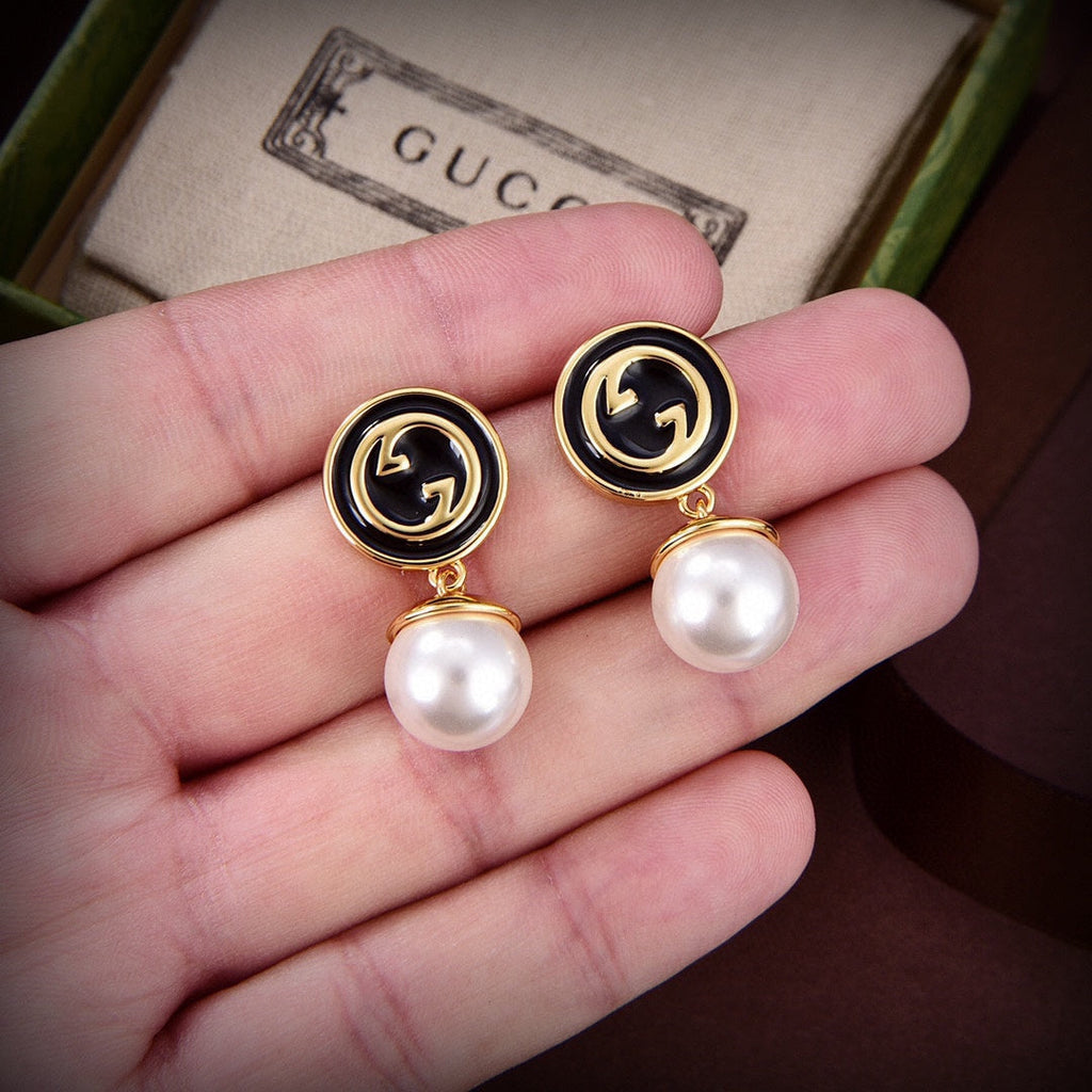 Gucci Double Blondie Pendant 18K Gold Earrings product image 2, provided for visual reference and product detail review
