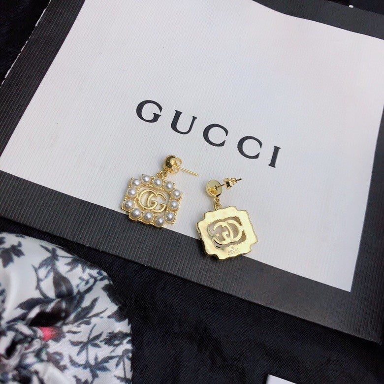 Gucci Double Square Pearls 18K Gold Earrings product image 6, provided for visual reference and product detail review
