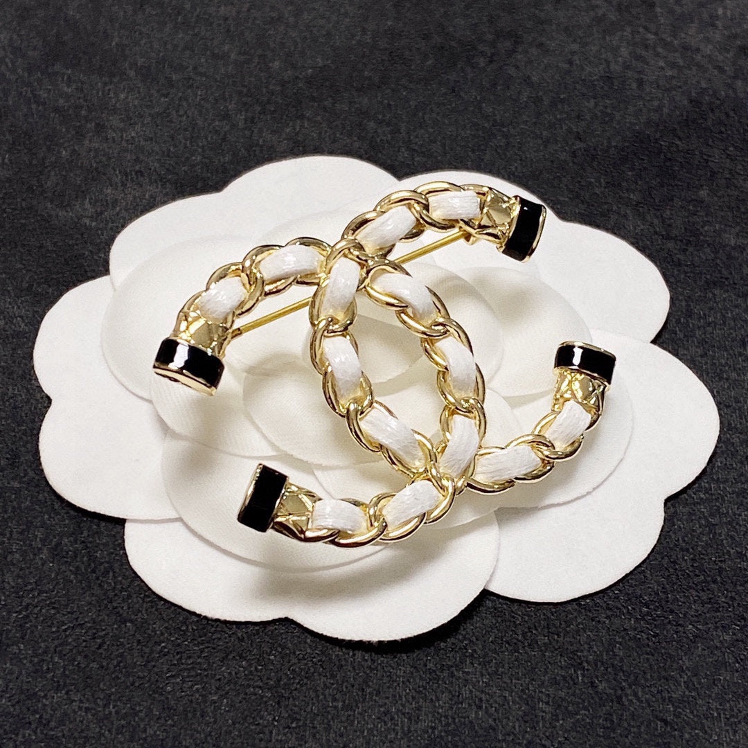 Chanel Pearl 18K Gold Brooch product image 5, provided for visual reference and product detail review