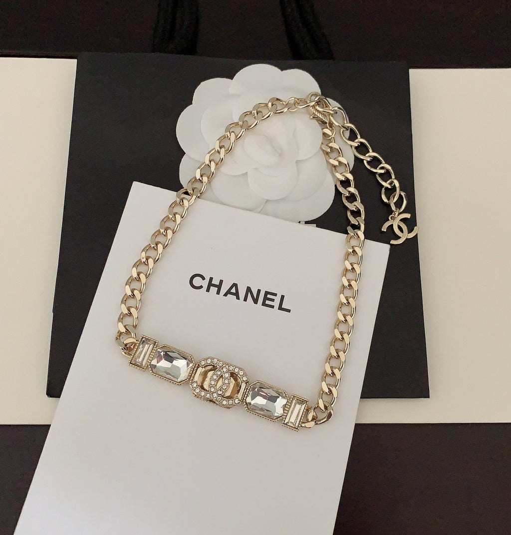 Chanel Pearls Crystals Vintage 18K Gold Necklace product image 4, provided for visual reference and product detail review