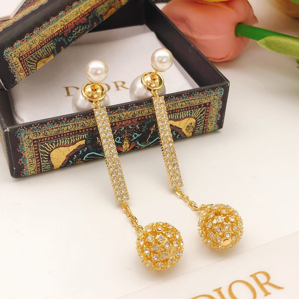 Dior Tassel Diamonds 18K Gold Earrings product image 4, provided for visual reference and product detail review