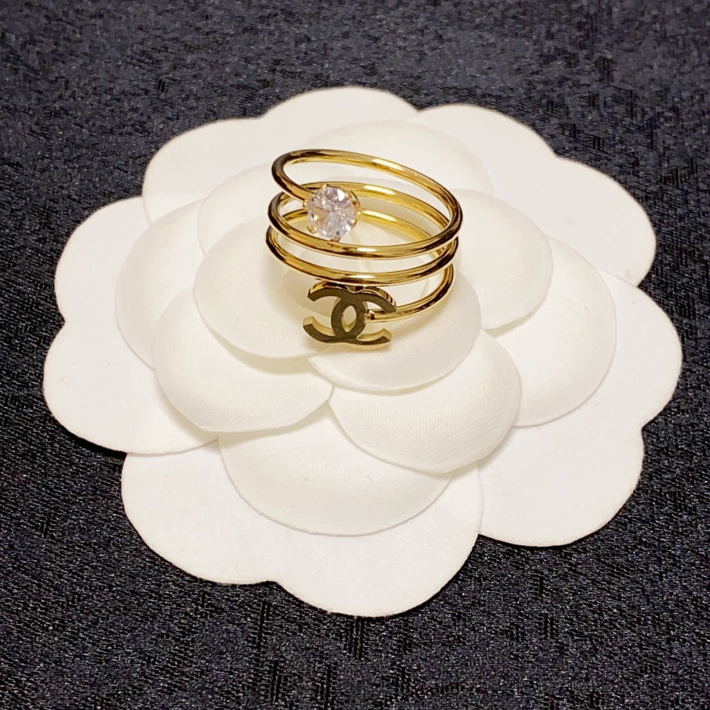 Chanel Vintage Pearl 18K Gold Ring product image 6, provided for visual reference and product detail review
