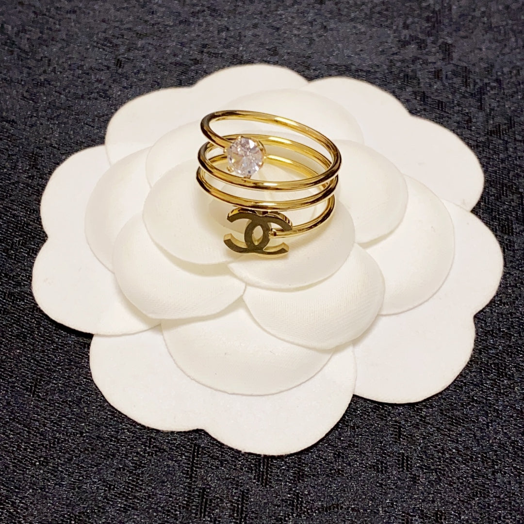 Chanel Vintage Pearl 18K Gold Ring product image 6, provided for visual reference and product detail review