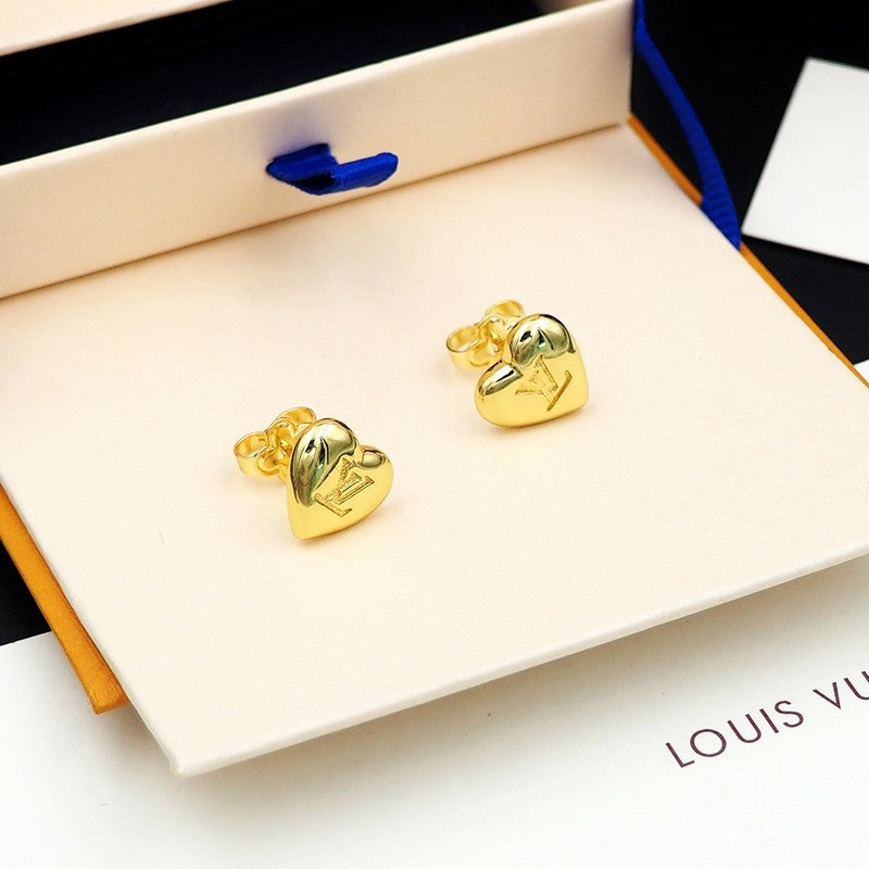 Louis Vuitton Heart 18K Gold Earrings product image 9, provided for visual reference and product detail review