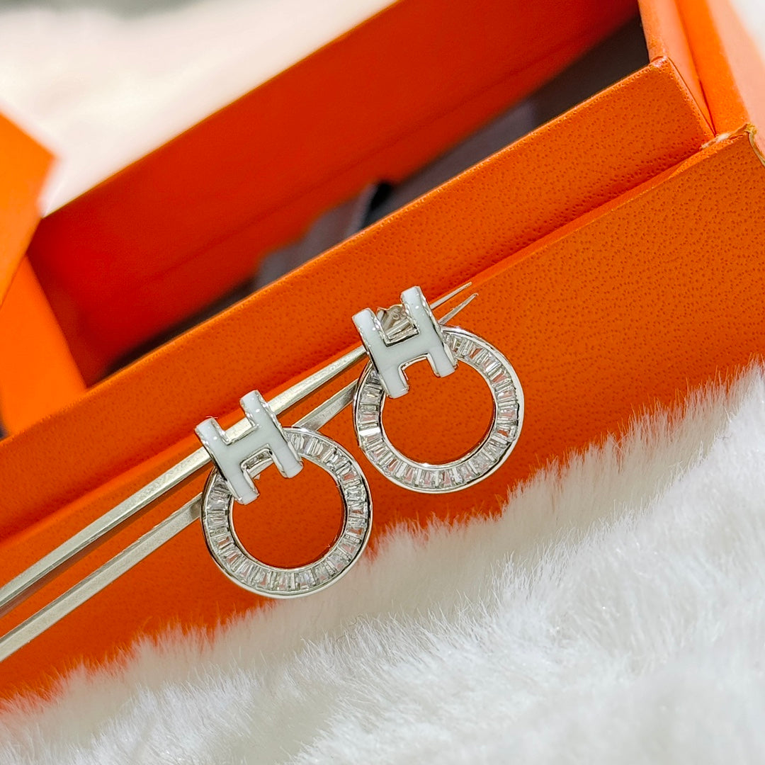 Hermes Clic Diamond 18K Gold Earrings product image 4, provided for visual reference and product detail review