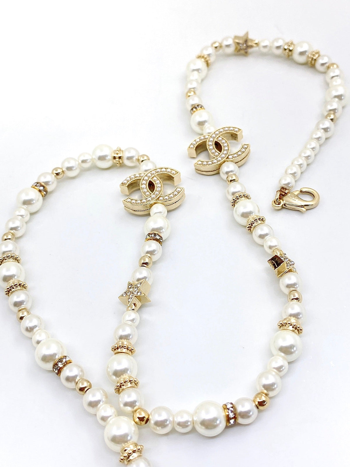 Chanel Pearls 18K Gold Necklace product image 4, provided for visual reference and product detail review