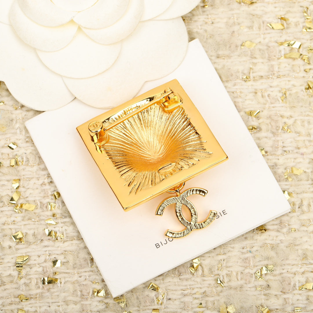 Chanel Tiger 18K Gold Brooch product image 4, provided for visual reference and product detail review