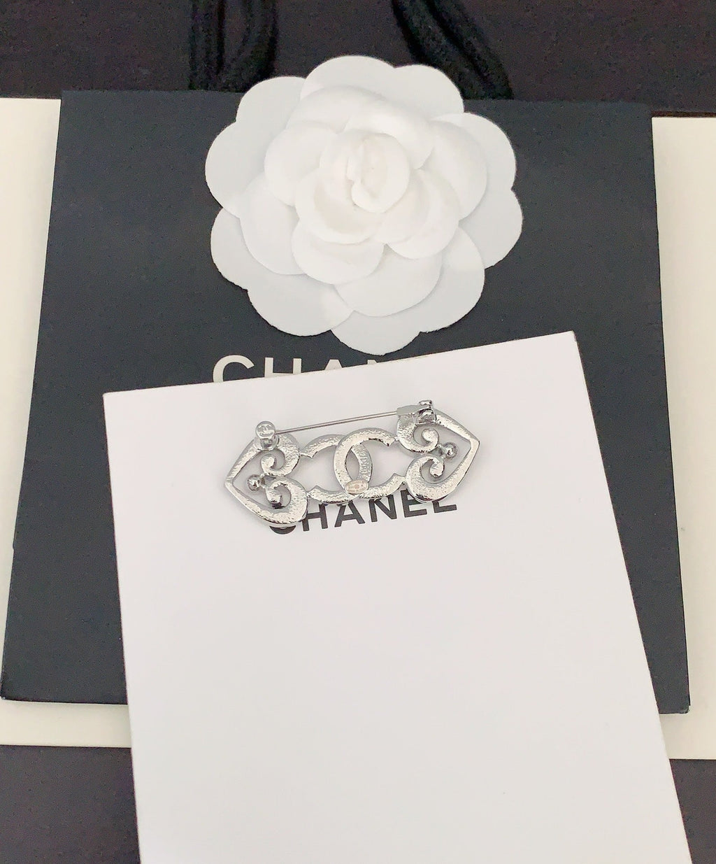 Chanel Heart 18K Gold Brooch product image 2, provided for visual reference and product detail review