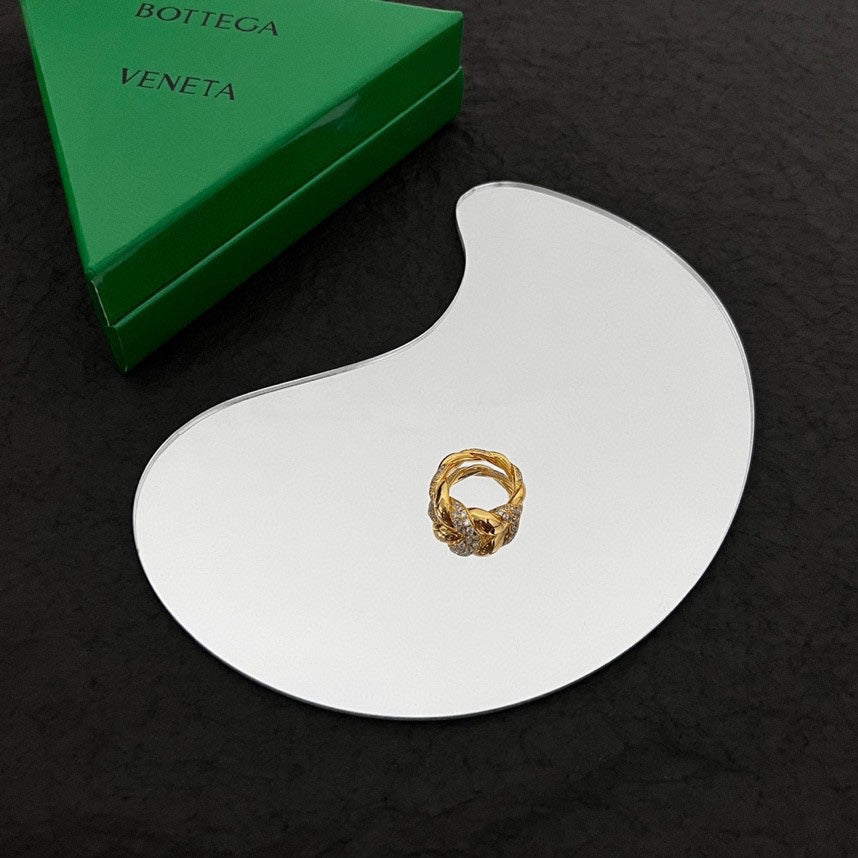 Bvlgari Red Crystals 18K Gold Ring product image 3, provided for visual reference and product detail review