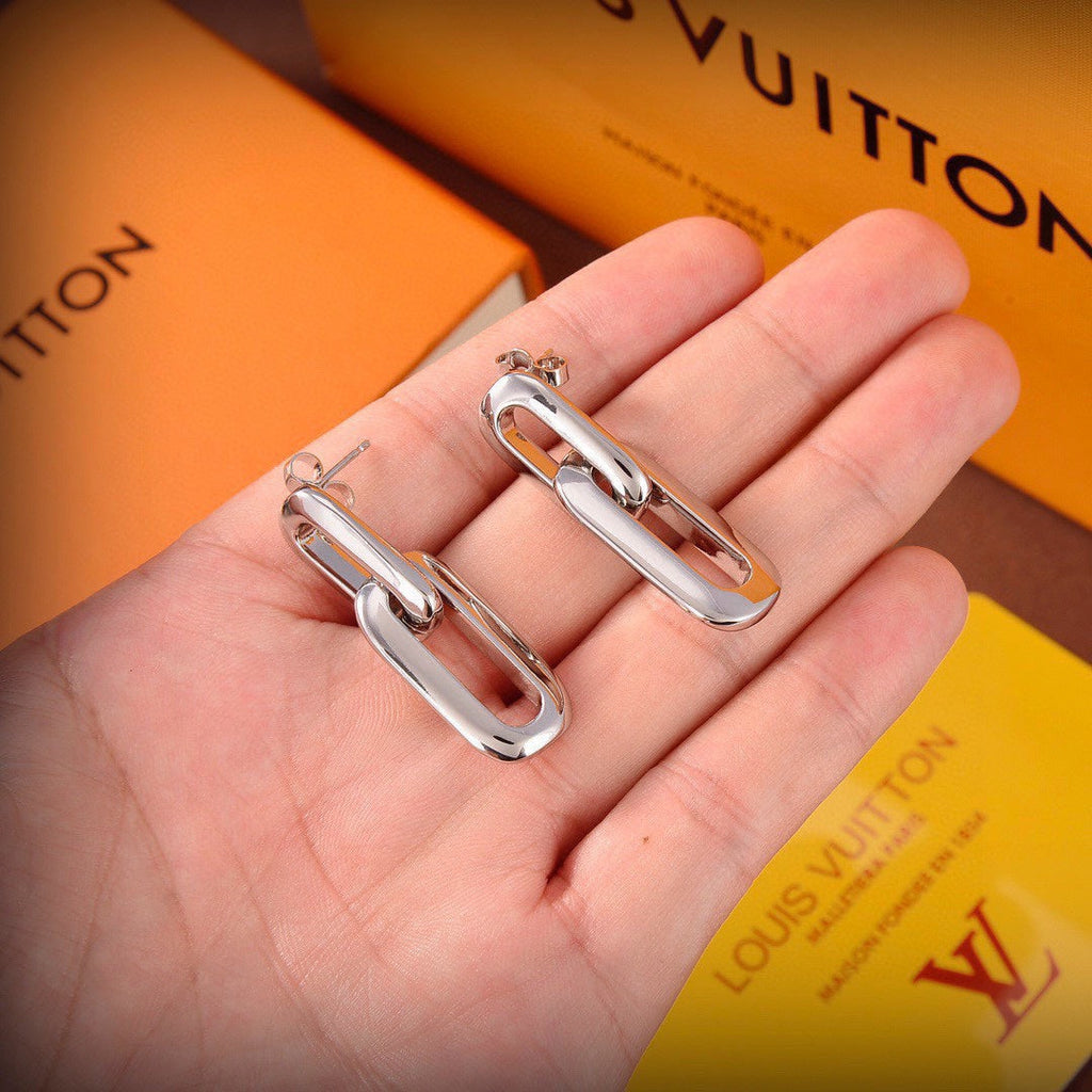 Louis Vuitton Edge 18K Gold Earrings product image 4, provided for visual reference and product detail review