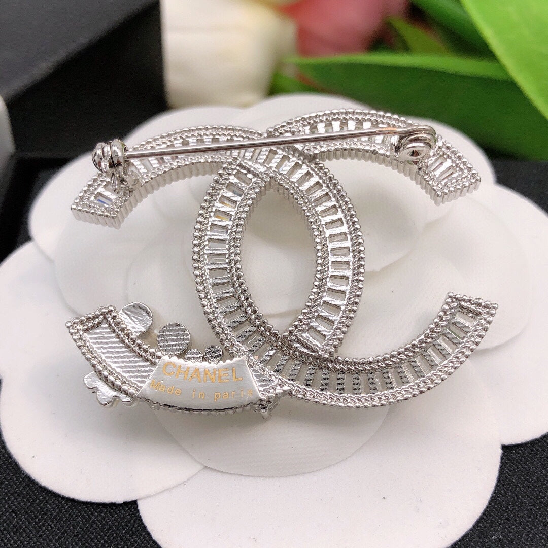 Chanel Star Crystals 18K Gold Brooch product image 4, provided for visual reference and product detail review