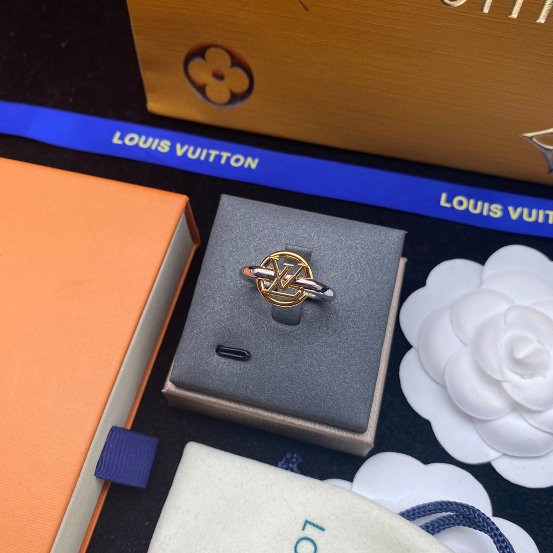 Louis Vuitton Vintage 18K Gold Ring product image 7, provided for visual reference and product detail review