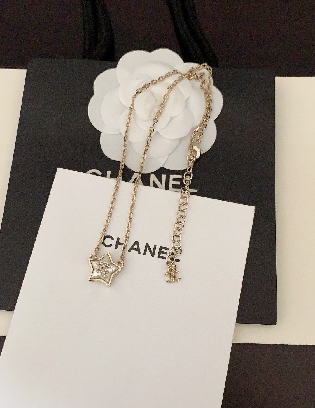 Chanel Star Pearl 18K Gold Necklace product image 4, provided for visual reference and product detail review