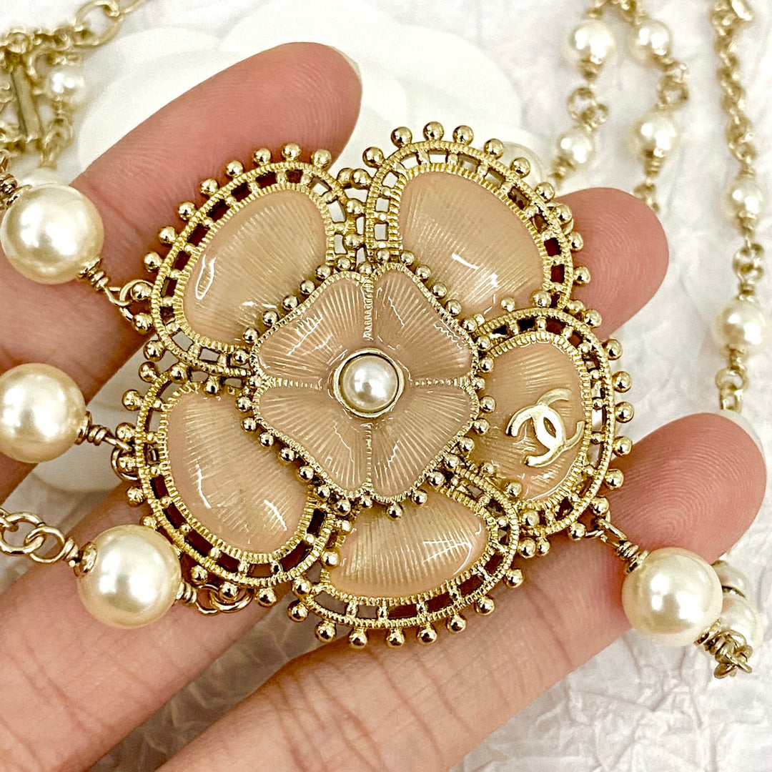 Chanel Camellia Choker 18K Gold Necklace product image 3, provided for visual reference and product detail review