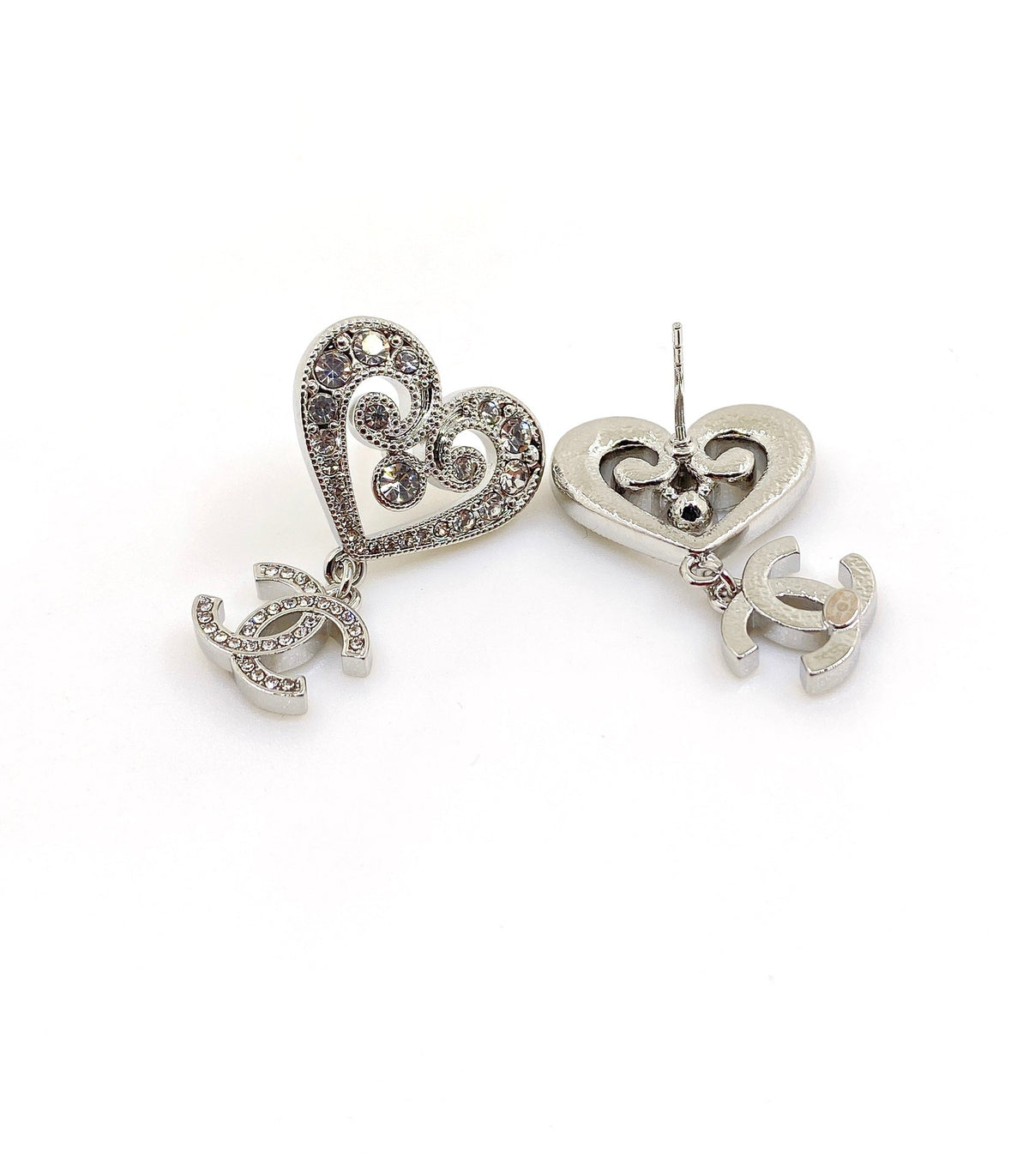 Chanel Heart Diamond 18K Gold Earrings product image 4, provided for visual reference and product detail review