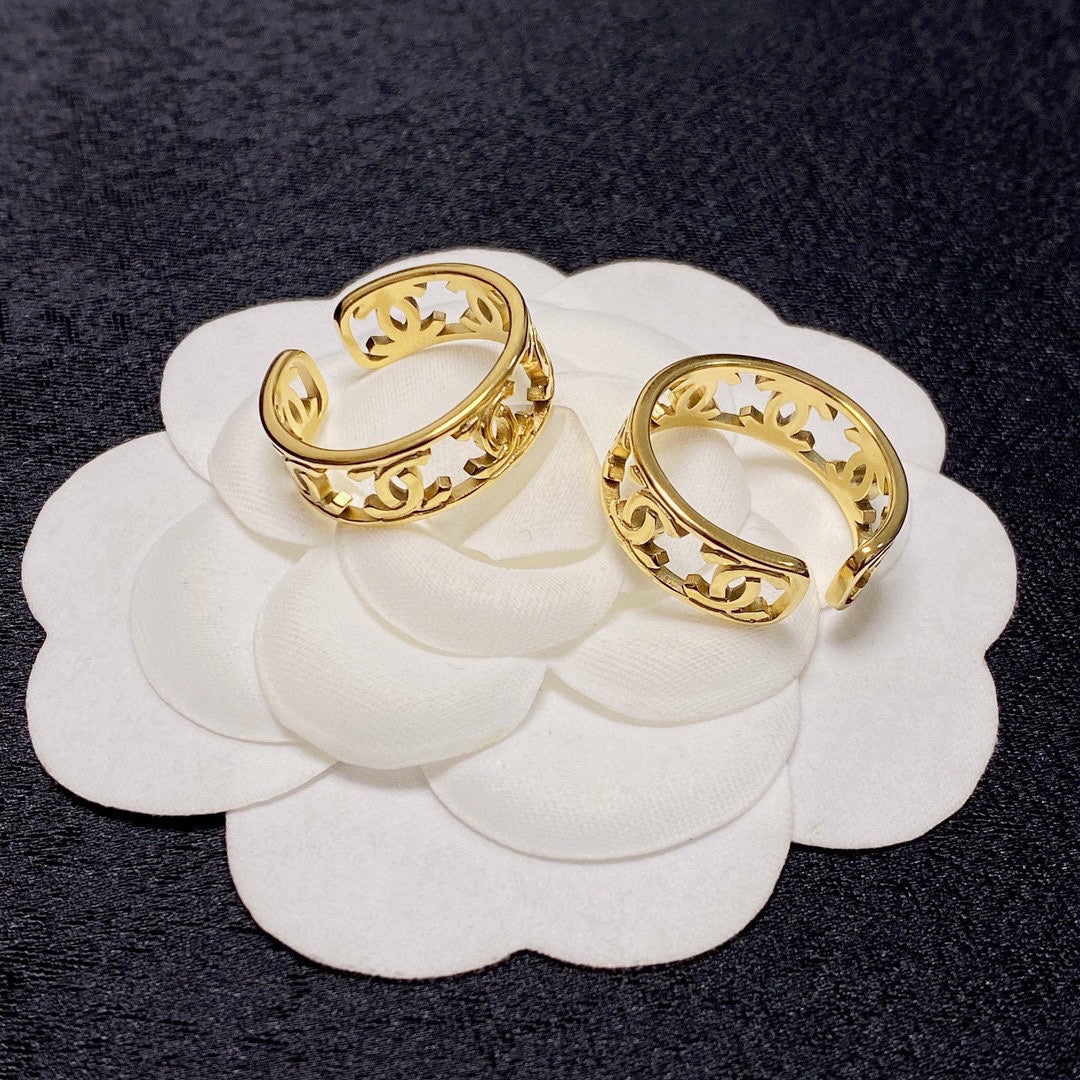 Chanel Vintage Openwork 18K Gold Ring product image 5, provided for visual reference and product detail review