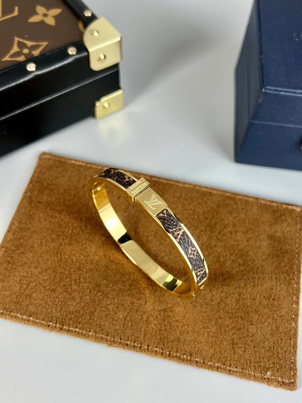 Louis Vuitton Leather 18K Gold Bracelet product image 5, provided for visual reference and product detail review