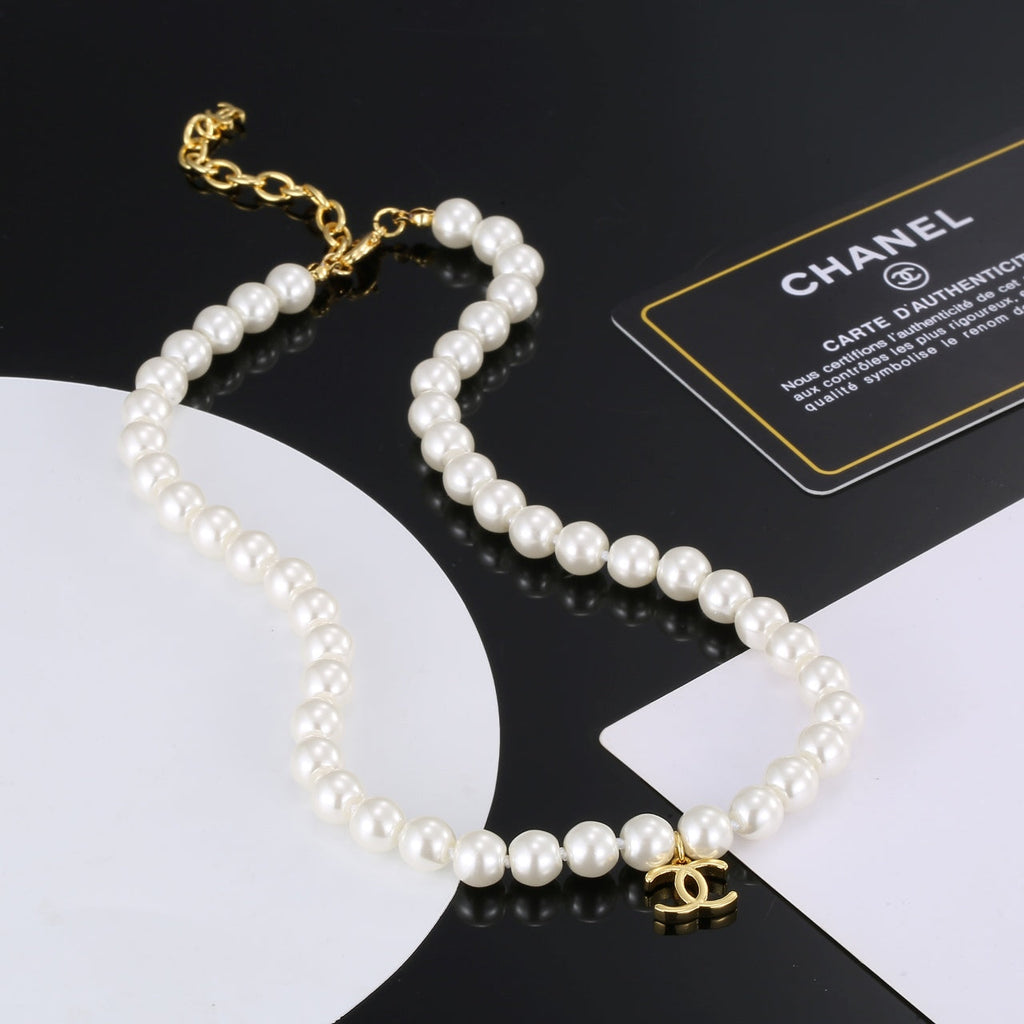 Chanel Pearls 18K Gold Necklace product image 1, provided for visual reference and product detail review