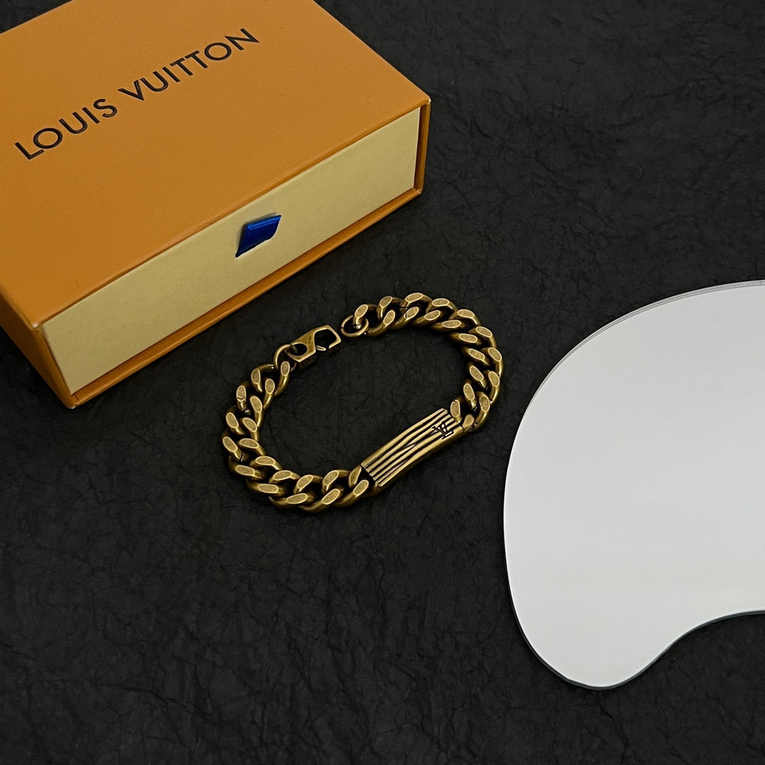Louis Vuitton Vintage Chains 18K Gold Bracelet product image 4, provided for visual reference and product detail review