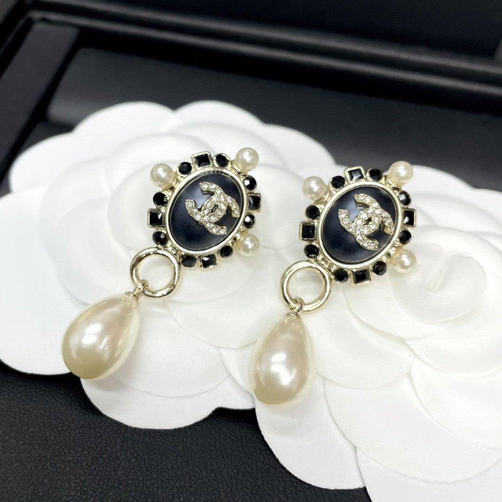 Chanel Pearl Pendant 18K Gold Earrings product image 4, provided for visual reference and product detail review