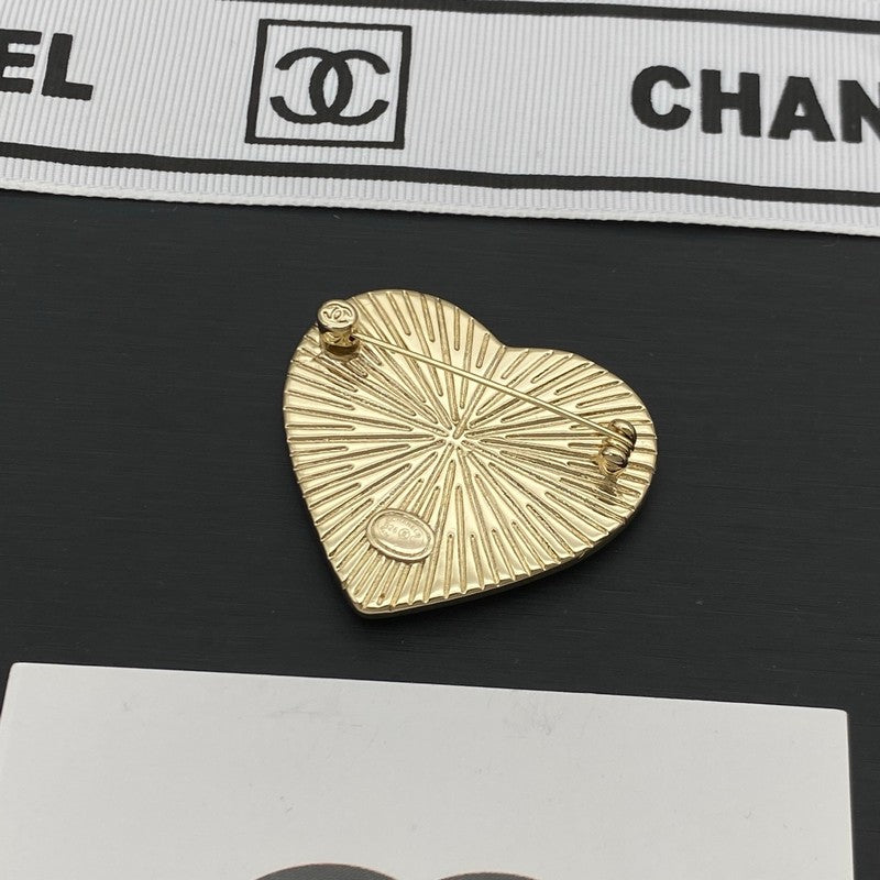 Chanel Black Heart Gold 18K Gold Brooch product image 4, provided for visual reference and product detail review