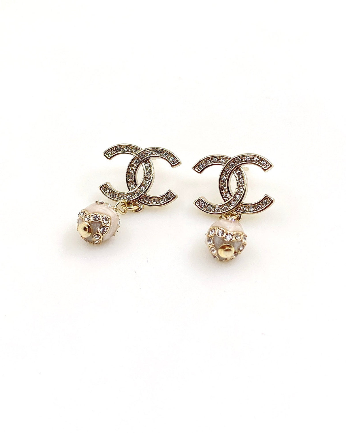 Chanel Pearl Pendant 18K Gold Earrings product image 5, provided for visual reference and product detail review