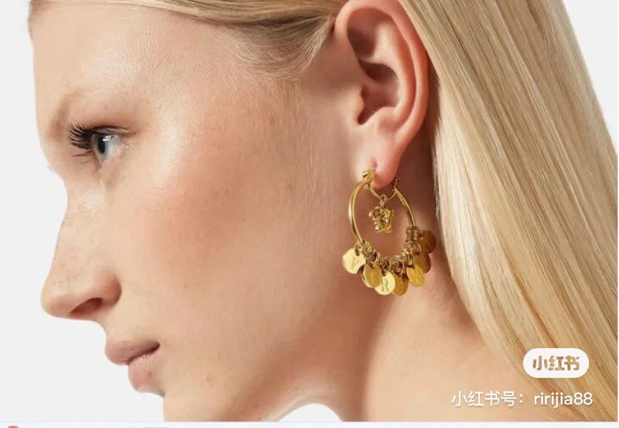 Vers Circle 18K Gold Earrings product image 4, provided for visual reference and product detail review