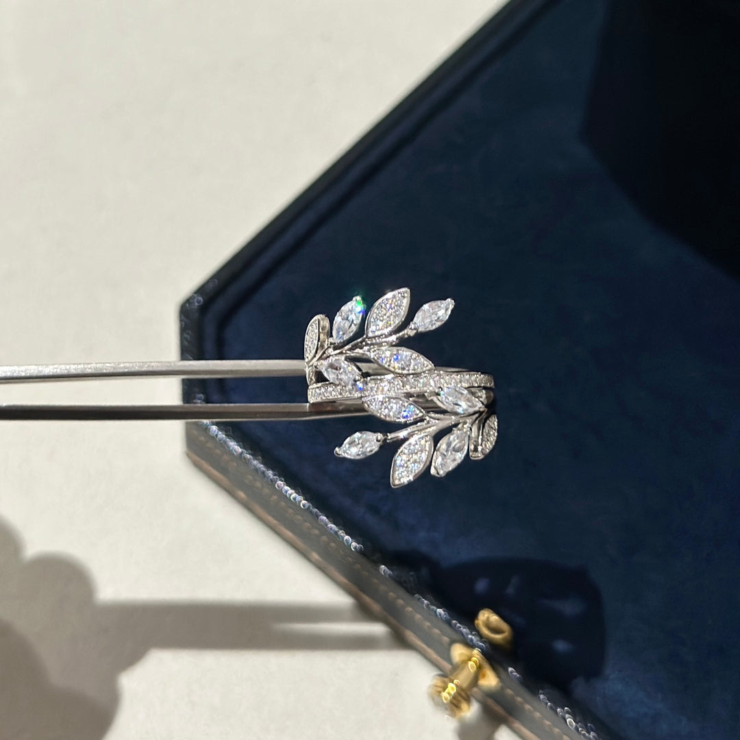 Tiffany Victoria Diamond Vine Bypass 18K Gold Ring product image 5, provided for visual reference and product detail review