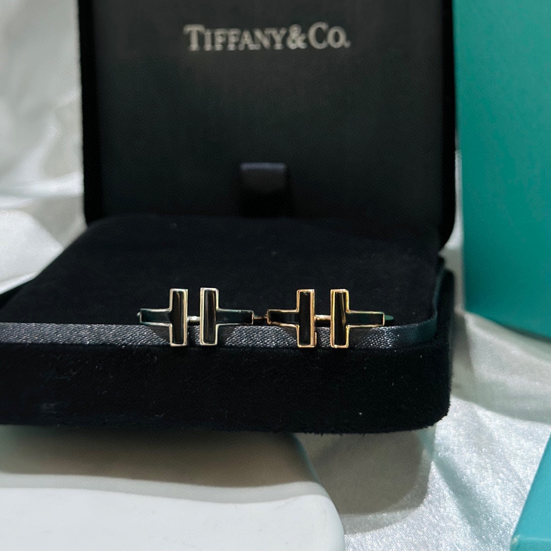 Tiffany Black Onyx Wire 18K Gold Ring product image 7, provided for visual reference and product detail review