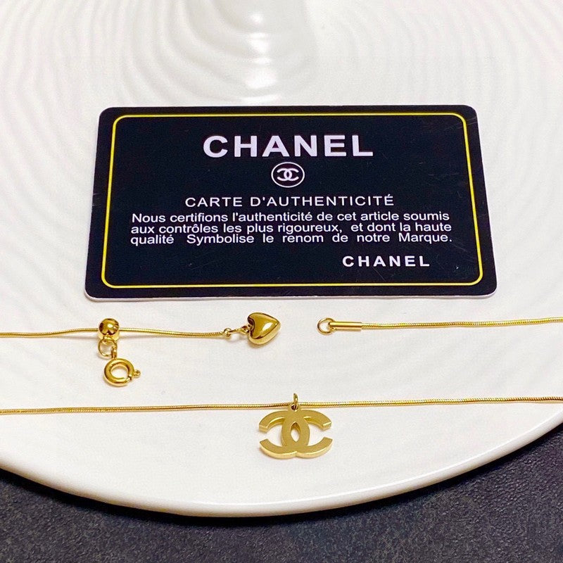 Chanel Heart Pendant Gold 18K Gold Necklace product image 6, provided for visual reference and product detail review