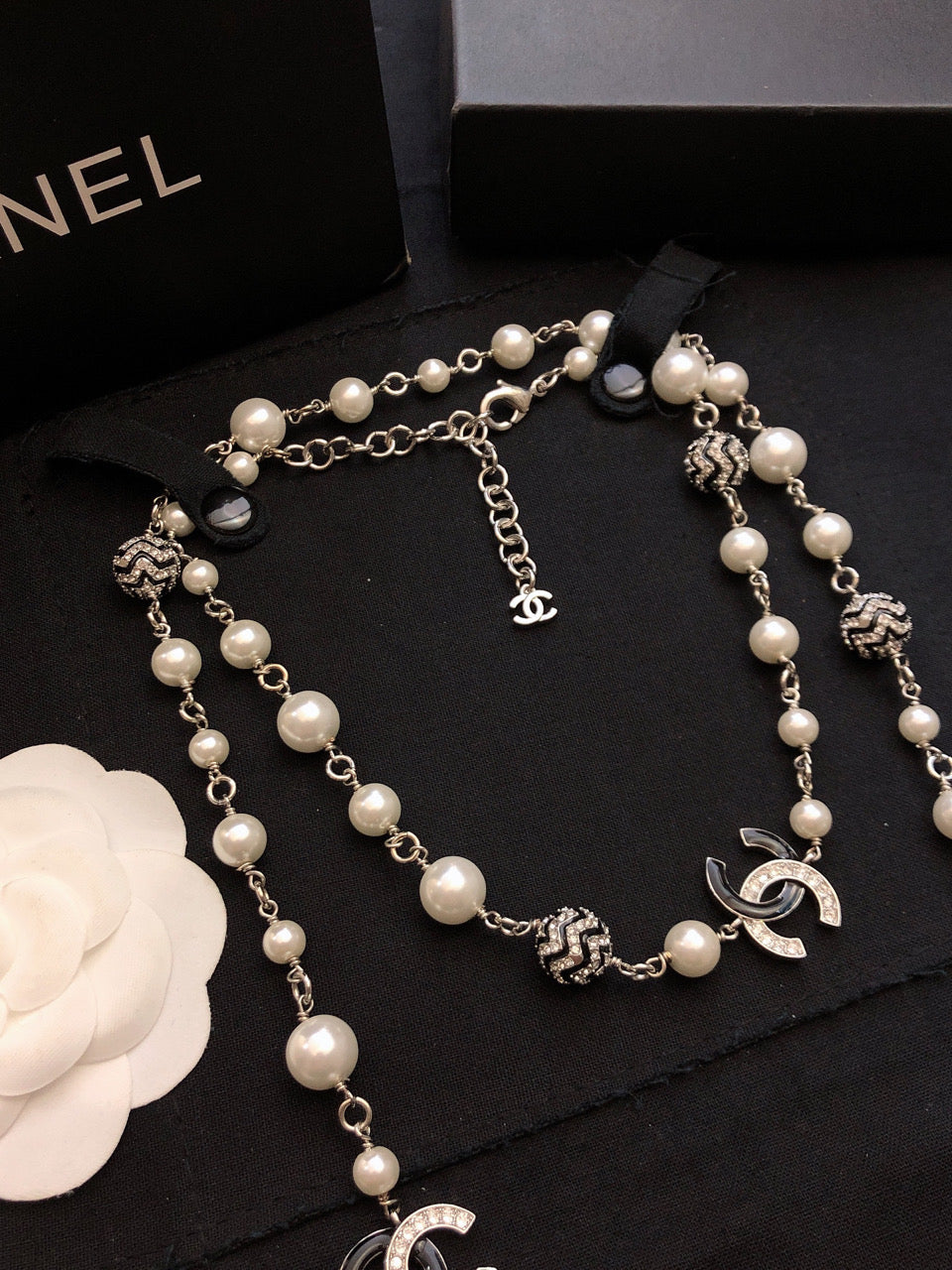 Chanel Star Pearls Long 18K Gold Necklace product image 5, provided for visual reference and product detail review