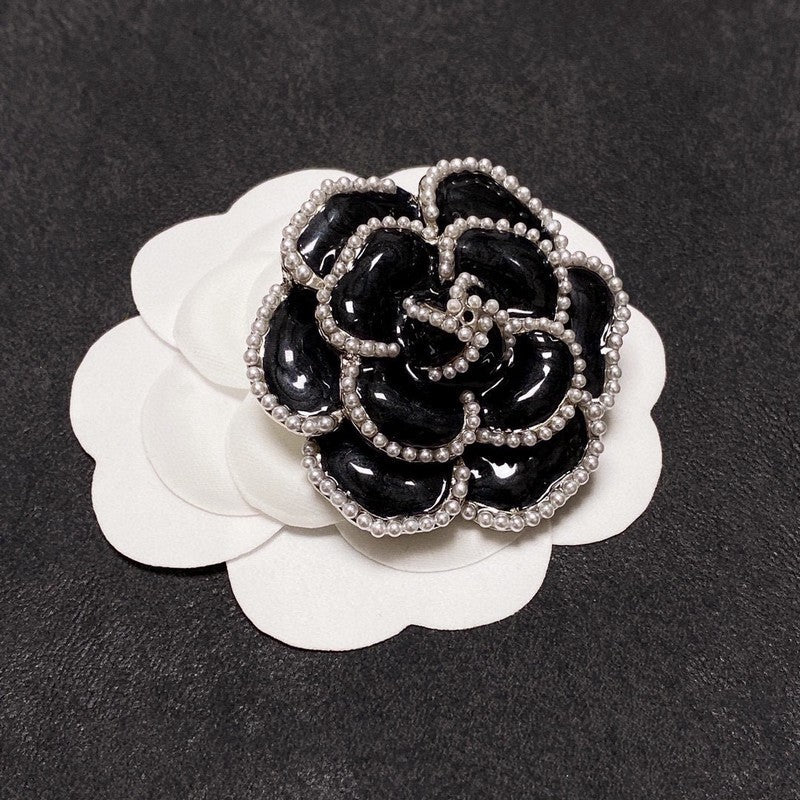 Chanel Camellia Black & White 18K Gold Brooch product image 2, provided for visual reference and product detail review
