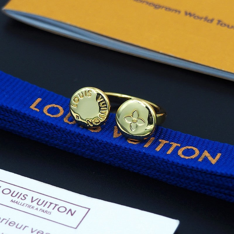 Louis Vuitton Studs 18K Gold Ring product image 16, provided for visual reference and product detail review