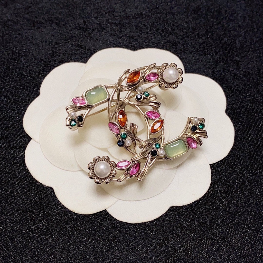 Chanel Crystal Flower 18K Gold Brooch product image 1, provided for visual reference and product detail review
