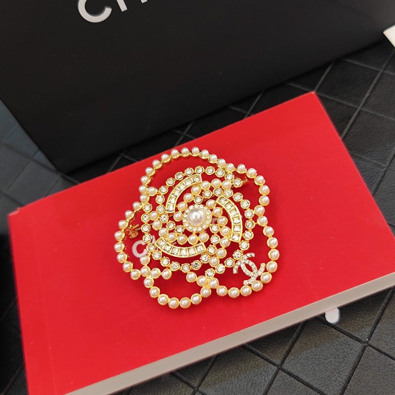Chanel Camellia Pearl 18K Gold Brooch product image 4, provided for visual reference and product detail review