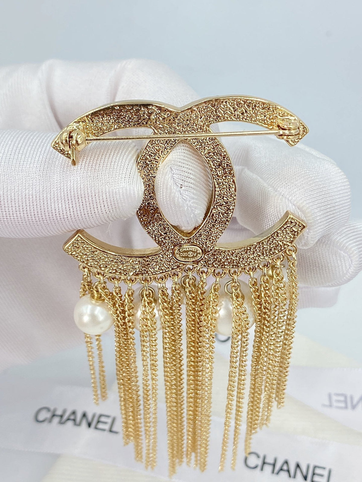 Chanel Pearl Tassel 18K Gold Brooch product image 5, provided for visual reference and product detail review