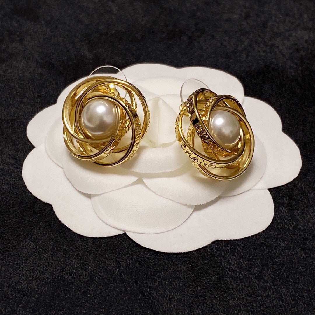 Chanel Pearl 18K Gold Earrings product image 4, provided for visual reference and product detail review