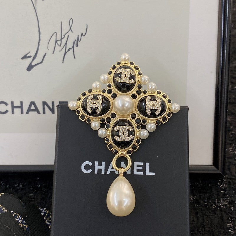 Chanel Pearl Pendant Gold 18K Gold Brooch product image 4, provided for visual reference and product detail review