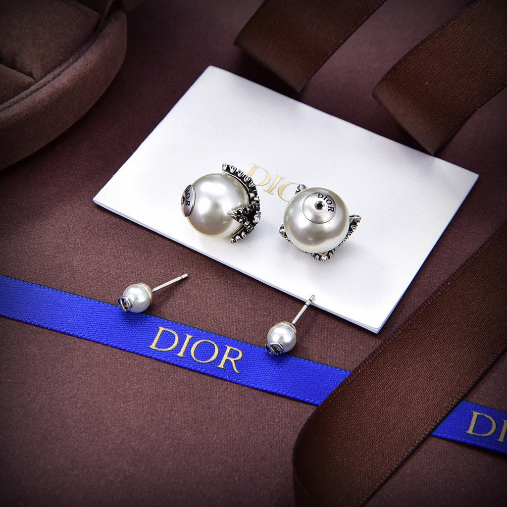 Dior Tribales Butterfly 18K Gold Earrings product image 6, provided for visual reference and product detail review