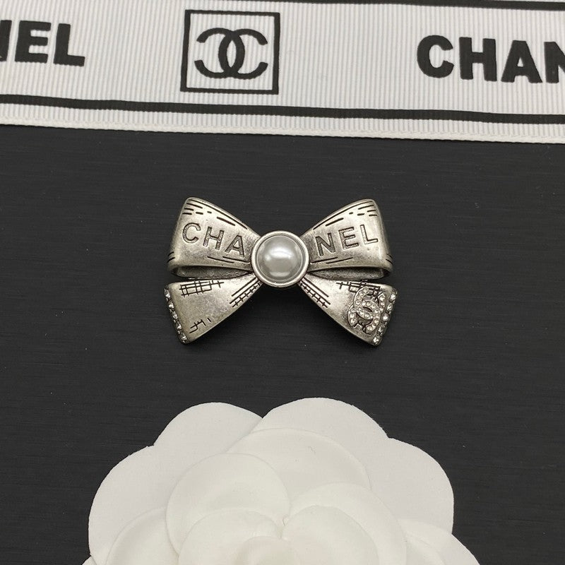 Chanel Bow Tie Pearl Gold 18K Gold Brooch product image 3, provided for visual reference and product detail review
