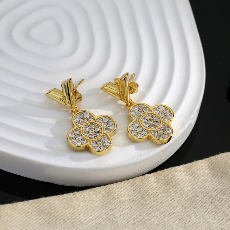 Louis Vuitton Diamond Flower 18K Gold Earrings product image 5, provided for visual reference and product detail review