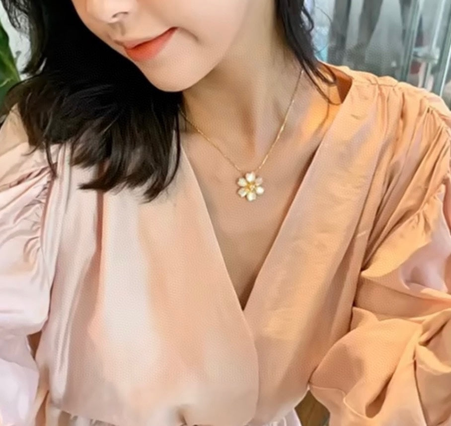 Rose de No?l 18K Gold Necklace product image 5, provided for visual reference and product detail review