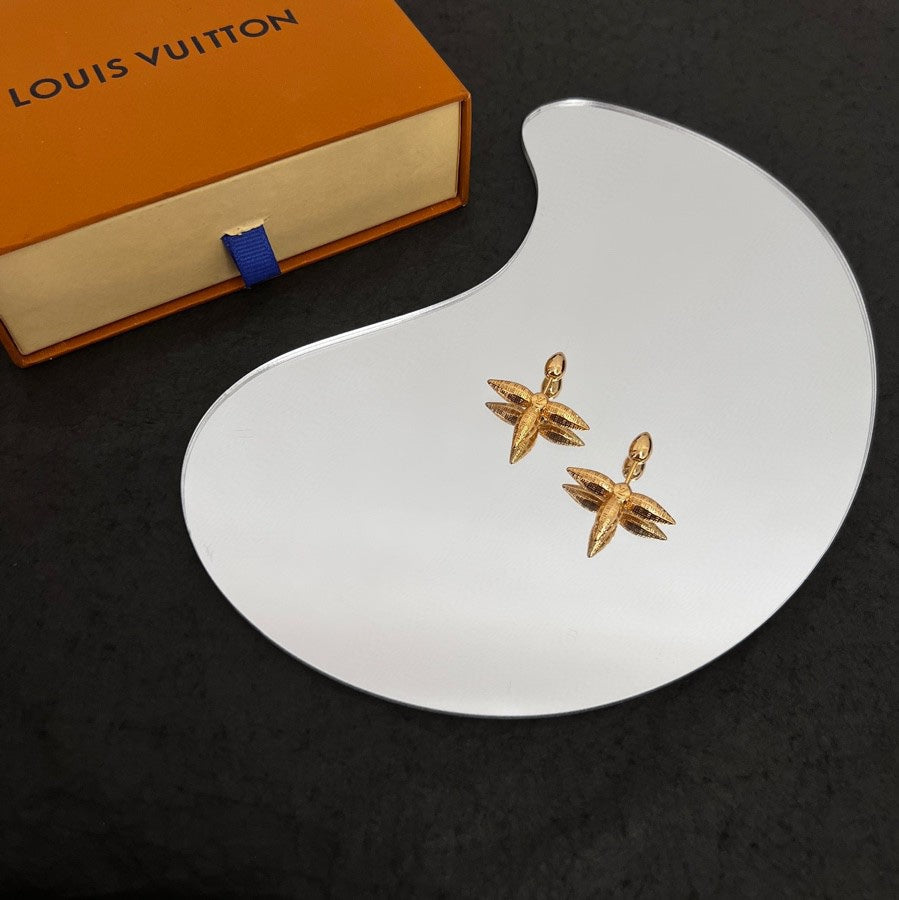 Louis Vuitton Louisette Stud 18K Gold Earrings product image 4, provided for visual reference and product detail review