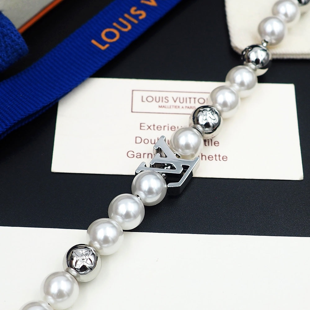 Louis Vuitton Monogram White Pearls 18K Gold Bracelet product image 4, provided for visual reference and product detail