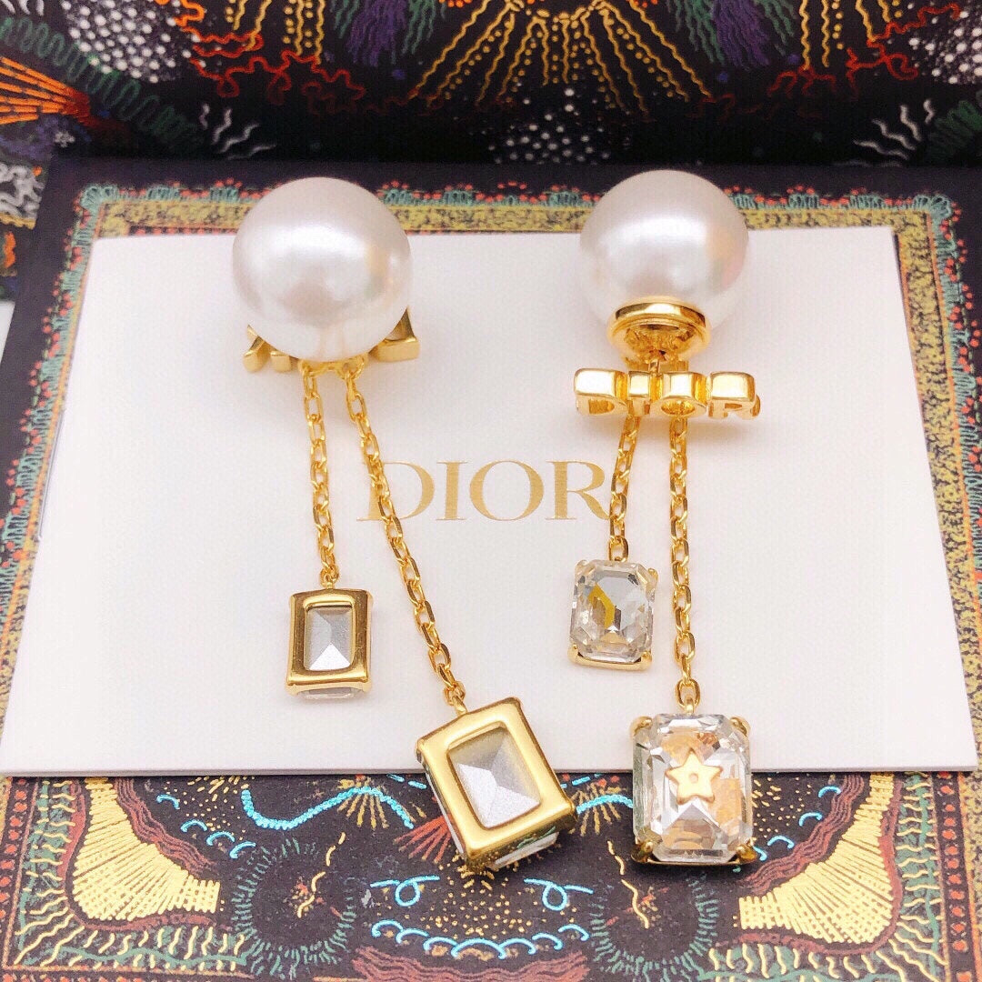 Dior Tassel Crystal Star 18K Gold Earrings product image 4, provided for visual reference and product detail review