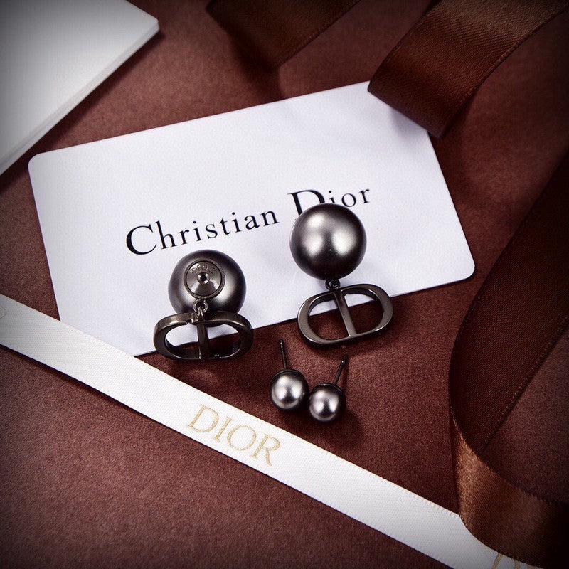 Dior Tribales Grey Pearl 18K Gold Earrings product image 4, provided for visual reference and product detail review