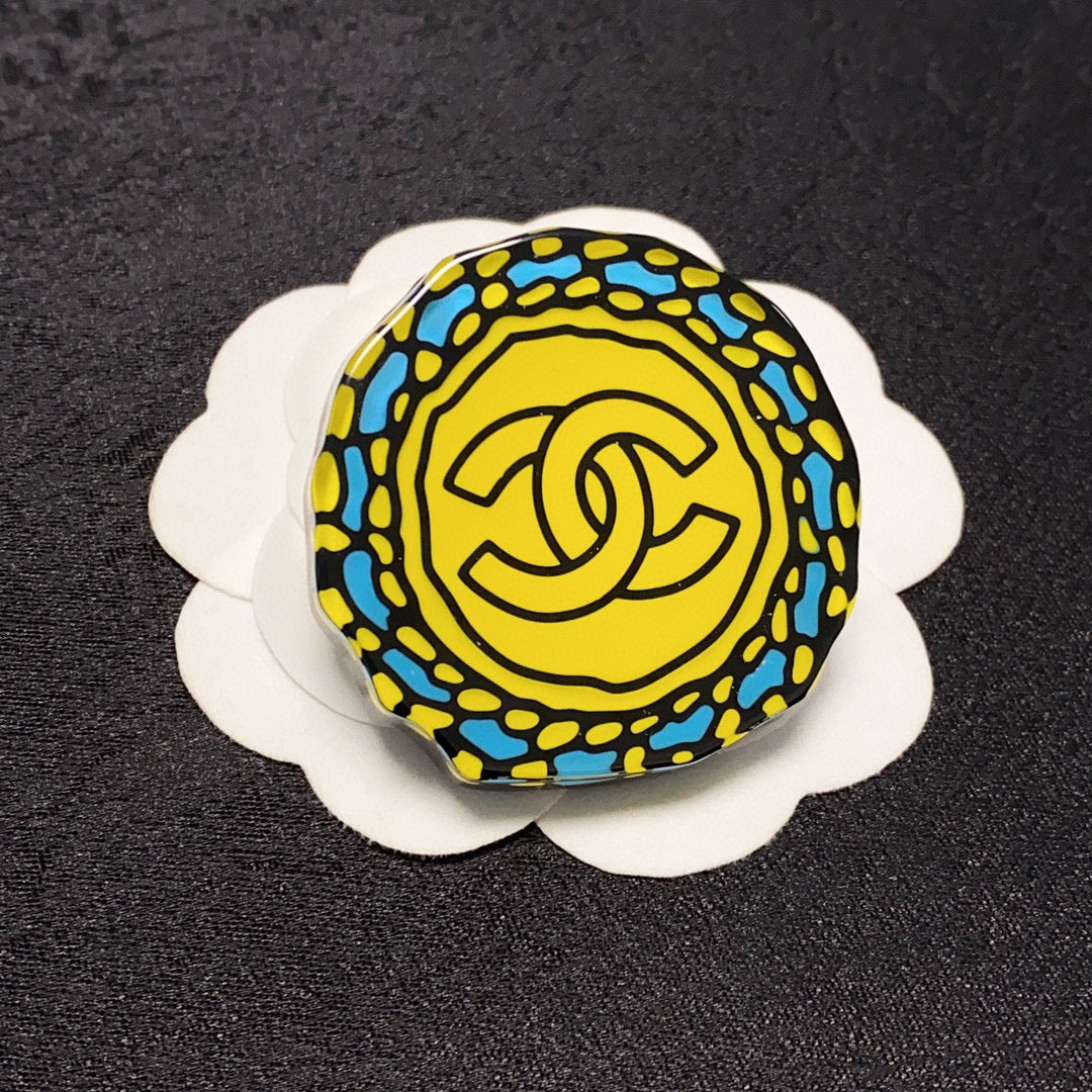 Chanel Color 18K Gold Brooch product image 1, provided for visual reference and product detail review